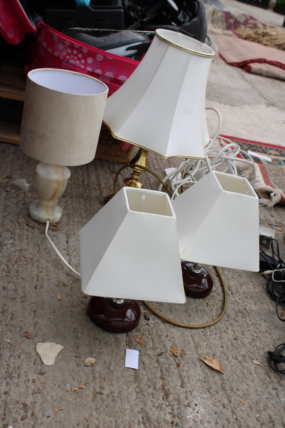 FOUR VARIOUS TABLE LAMPS TO INCLUDE A BRASS EFFECT EXAMPLE