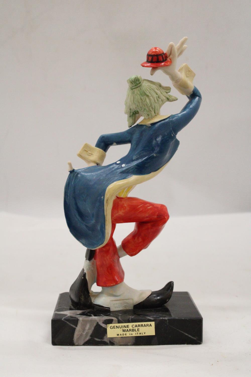 AN ITALIAN CLOWN BY FONTANINI, ON A CARRARA MARBLE BASE, HEIGHT 23CM - Image 3 of 5