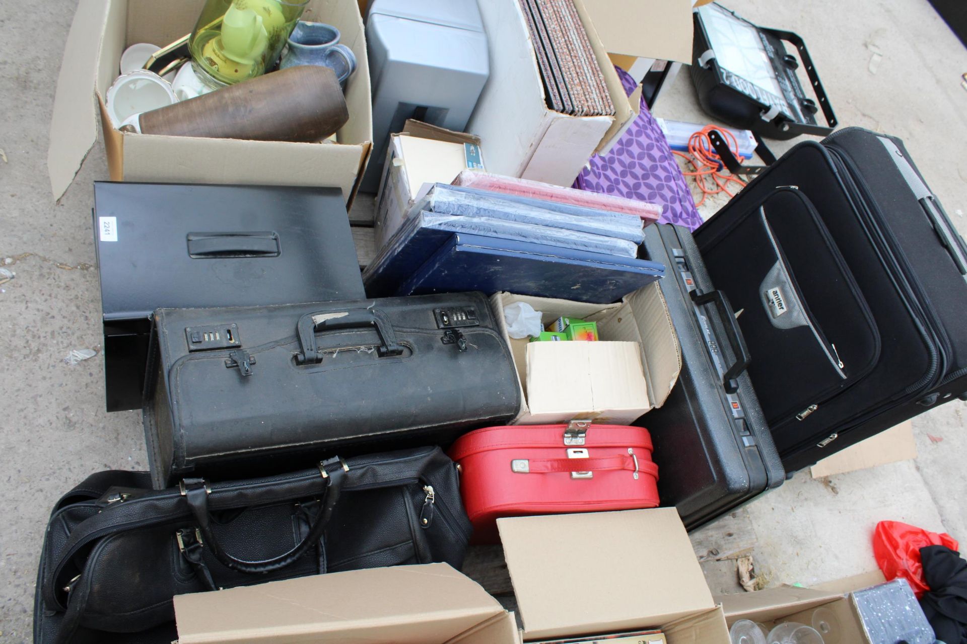 AN ASSORTMENT OF HOUSEHOLD CLEARANCE ITEMS - Image 3 of 3