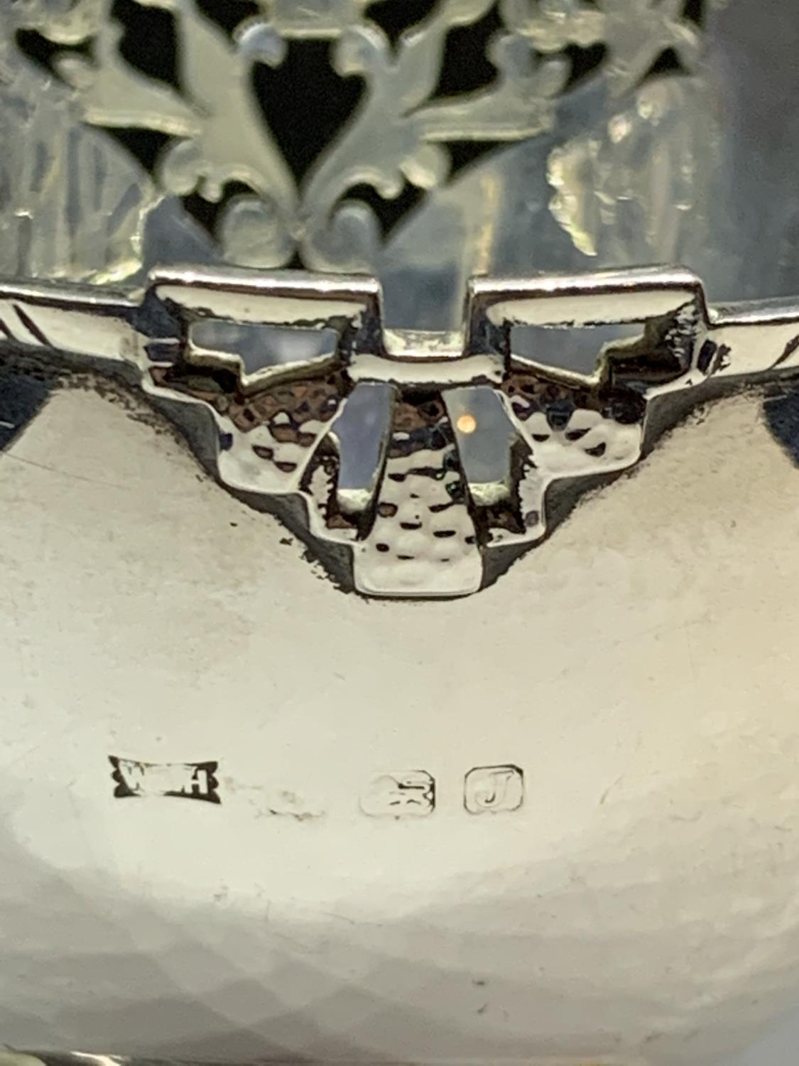 A HALLMARKED (INDISTINCT) CIRCULAR PIERCED BASKET WITH HANDLE GROSS WEIGHT 108 GRAMS - Image 6 of 6