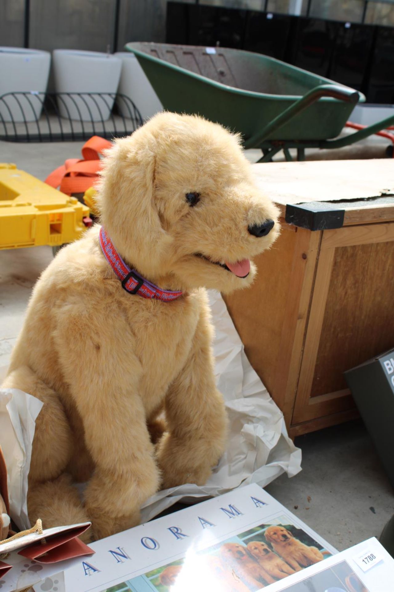 AN ASSORTMENT OF DOG RELATED CUDDLY TOYS AND TWO AS NEW AND UNOPENED JIGSAW PUZZLES - Image 3 of 3