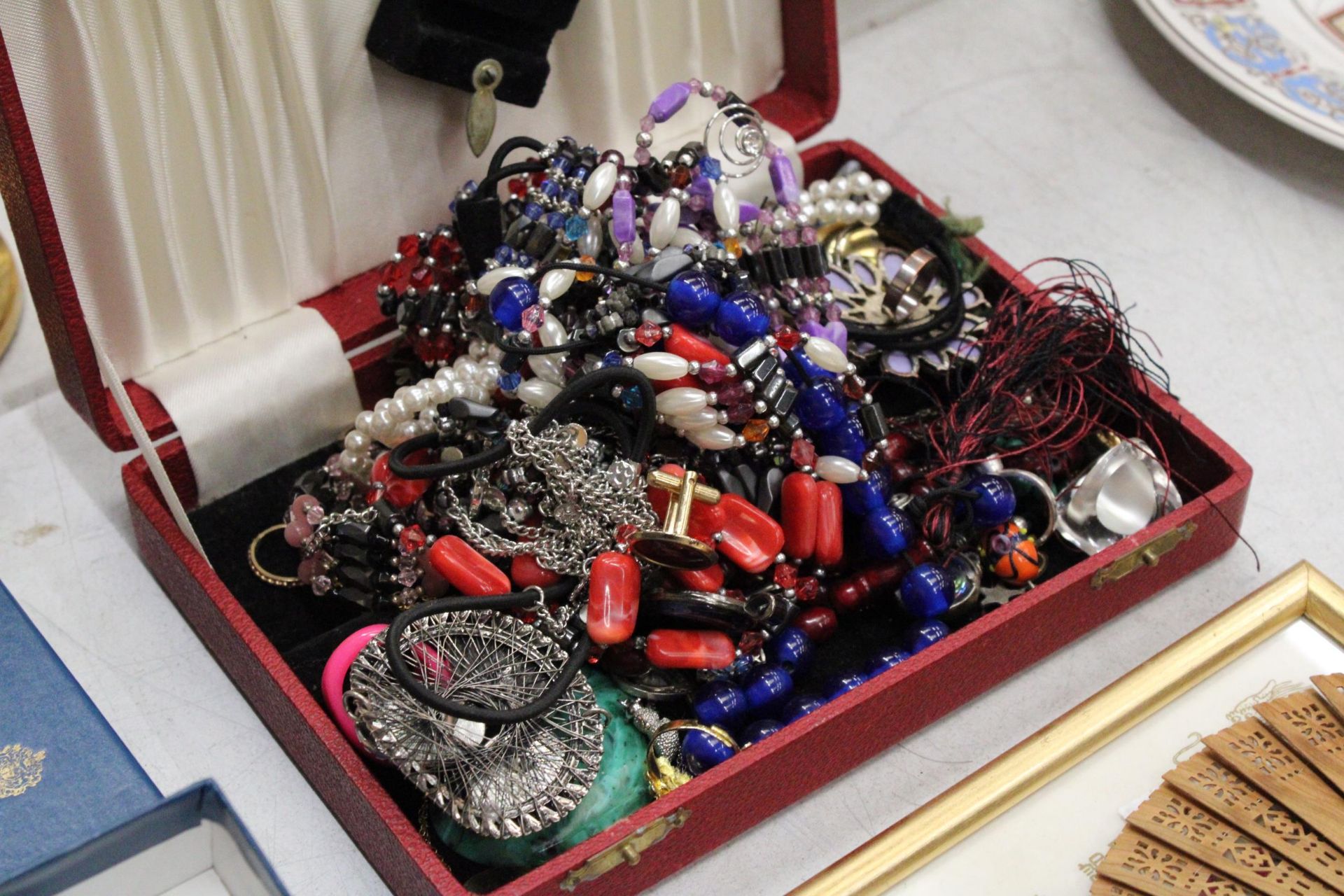 A BOX CONTAINING VINTAGE COSTUME JEWELLERY TO INCLUDE BROOCHES, RINGS, NECKLACES, ETC., - Image 3 of 4