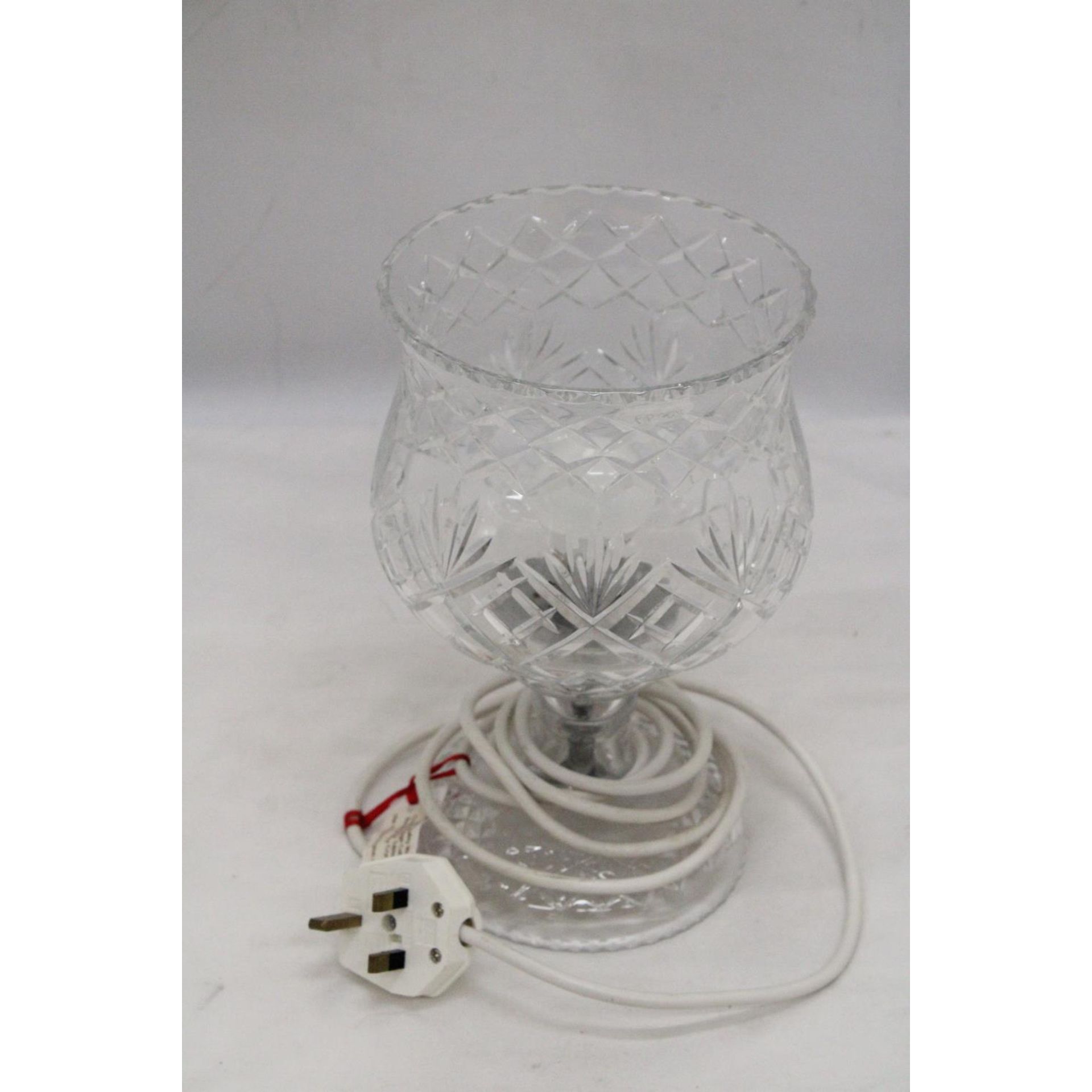 A CIRCA 1960 STOURBRIDGE CUT LEAD CRYSTAL GLASS TABLE LAMP HEIGHT 25CM A CIRCA 1960 STOURBRIDGE CUT LEAD CRYSTAL GLASS TABLE LAMP HEIGHT 25CM