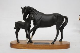 A BESWICK CONNOISSEUR MODEL OF BLACK BEAUTY AND FOAL ON A WOODEN PLINTH