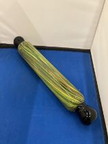 AN ANTIQUE GLASS ROLLING PIN WITH GREEN, YELLOW AND BROWN COLOURED SWIRL DESIGN