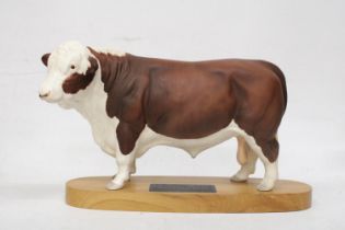 A BESWICK SERIES CONNOISSEUR SERIES HEREFORD BULL RAISED ON A WODDEN PLINTH