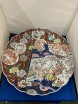 A MEIJI PERIOD JAPANESE IMARI CHARGER WITH SCALLOPED BORDER, HAND PAINTED DECORATIVE SCROLL PANEL OF