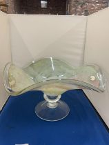 A BELIEVED MURANO MADE IN ITALY FLUTED GLASS BOWL ON A PEDESTAL BASE