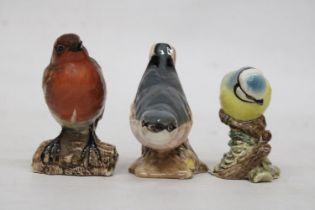 THREE BESWICK BIRDS TO INCLUDE A ROBIN, BLUE TIT AND A NUTHATCH