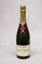 A750 ML BOTTLE OF MOET & CHANDON CHAMPAGNE