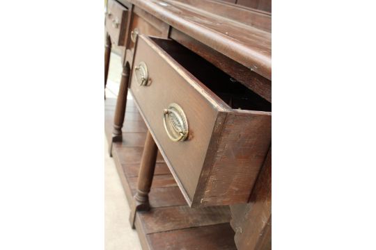 AN OAK GEORGE III DRESSER WITH THREE DRAWERS, POT BOARD AND PLATE RACK, 72" WIDE - Image 5 of 5