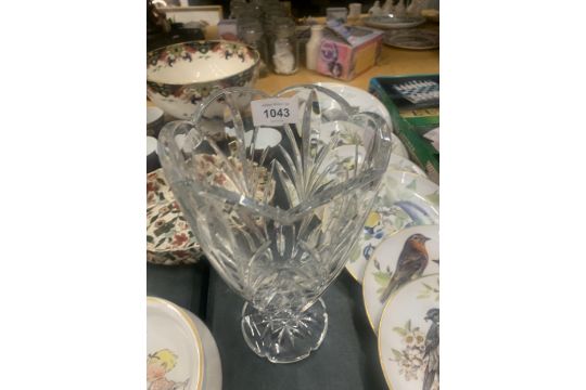 A LARGE WATERFORD CRYSTAL VASE, HEIGHT 26CM - Image 1 of 2