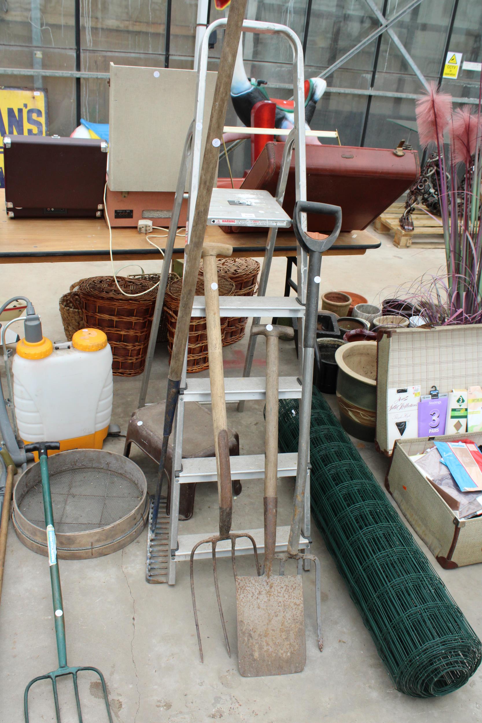 A LARGE ASSORTMENT OF GARDEN TOOLS TO INCLUDE A STEP LADDER, RAKES AND NETTING ETC - Image 3 of 6