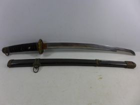 A MID 20TH CENTURY JAPANESE WAKAZASHI SWORD AND SCABBARD, 46CM BLADE SIGNED TANG, LENGTH 72CM