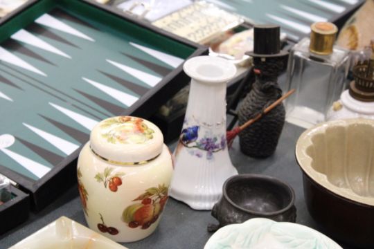 A QUANTITY OF COLLECTABLES TO INCLUDE A VINTAGE ONYX ASHTRAY, A VICTORIAN PEWTER SALT DIP, A VINTAGE - Image 5 of 6