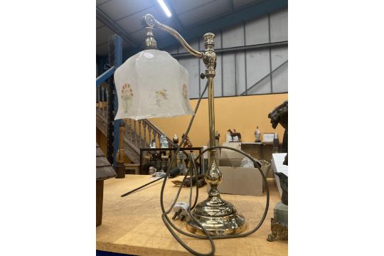 A LATE VICTORIAN BRASS READING LAMP - Image 1 of 4