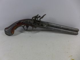 A MODEL DISPLAY NON FIRING FLINTLOCK OVER AND UNDER PISTOL, 24CM BARRELS. LENGTH 42CM (A/F)