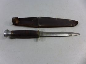 A VINTAGE STILETTO KNIFE AND SCABBARD, 14.5CM BLADE, LENGTH 26.5CM