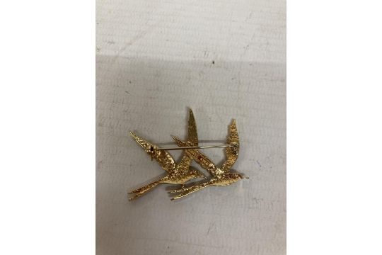 A VINTAGE MICHELLE LYNN GOLD AND SILVER TONE BROOCH - "BIRDS IN FLIGHT" - Image 2 of 4