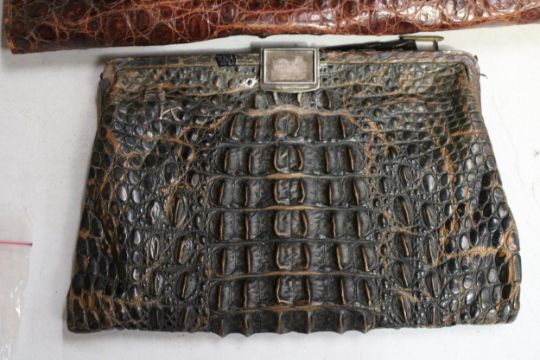 A VINTAGE CROCODILE SKIN HANDBAG WITH SILVER CLASP TOGETHER WITH A CROCODILE SKIN WALLET - Image 3 of 6