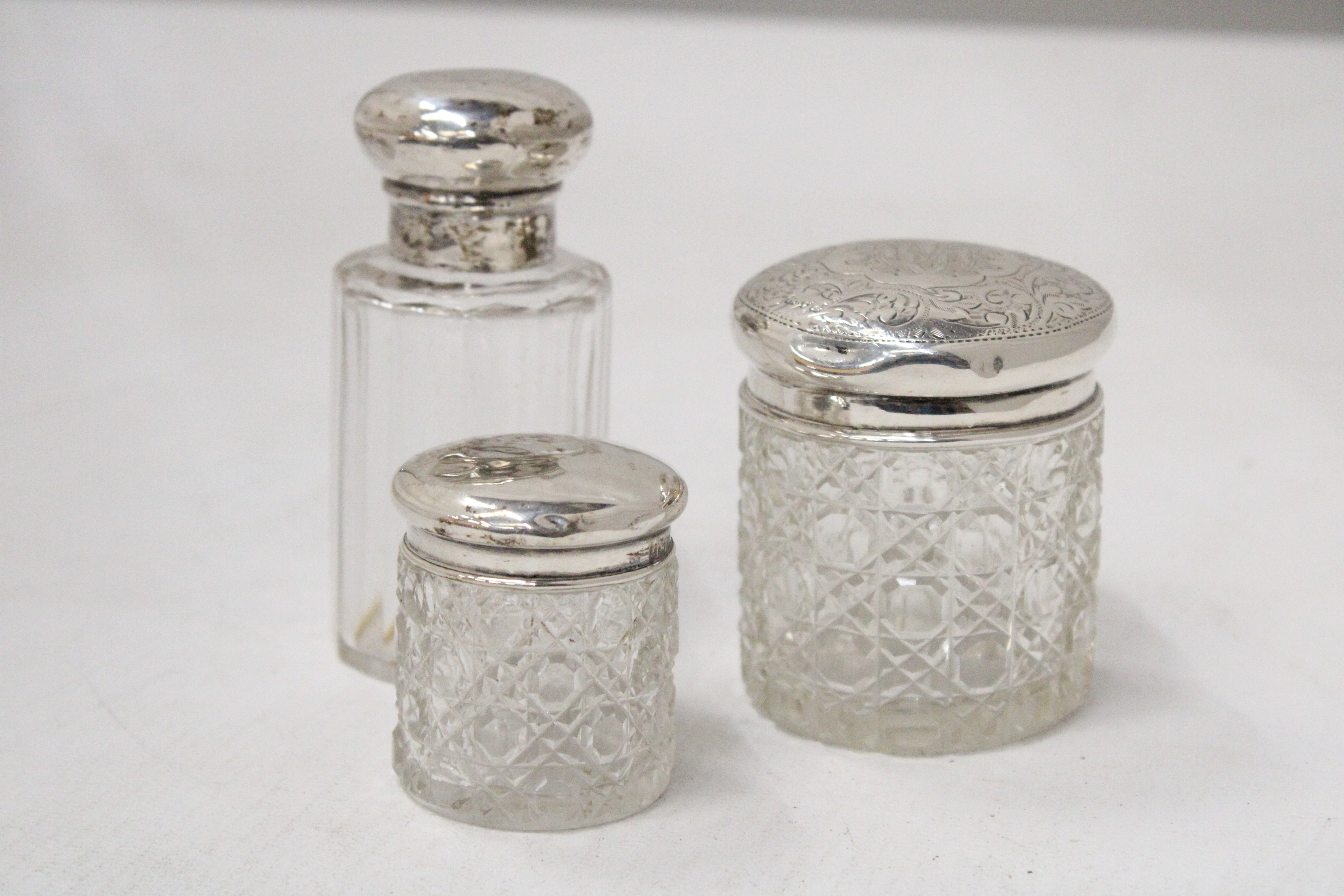 THREE HALLMARKED CHESTER, BIRMINGHAM AND LONDON SILVER LIDDED ITEMS TO INCLUDE A SCENT BOTTLE AND - Image 2 of 5