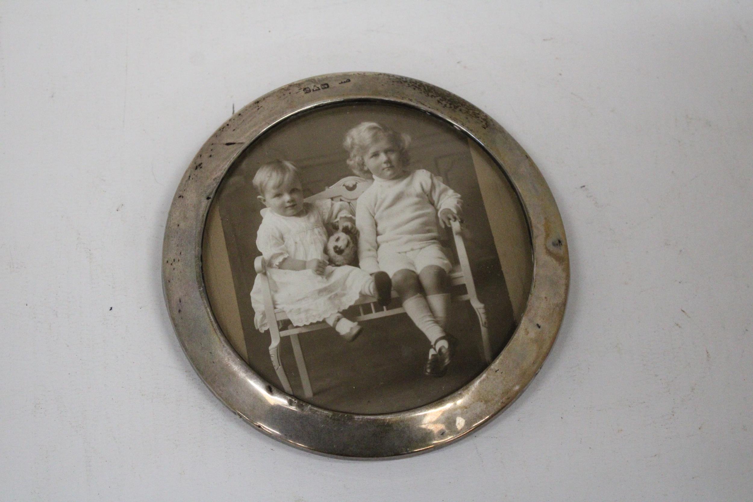 A HALLMARKED CHESTER SILVER CIRCULAR PHOTOGRAPH FRAME