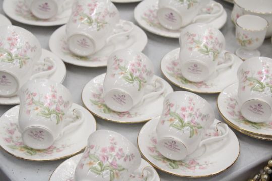 A ROYAL ALBERT 'FOR ALL SEASONS' PART DINNER SERVICE TO INCLUDE A SERVING PLATE, DINNER PLATES, - Image 5 of 6