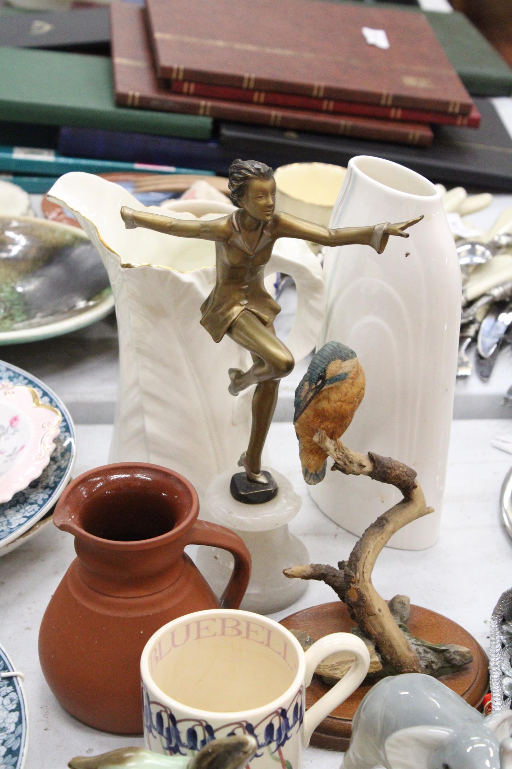 A MIXED LOT OF COLLECTABLES TO INCLUDE A ROYAL DOULTON VASE AND JUG TOGETHER WITH A COLLECTION OF - Image 4 of 4