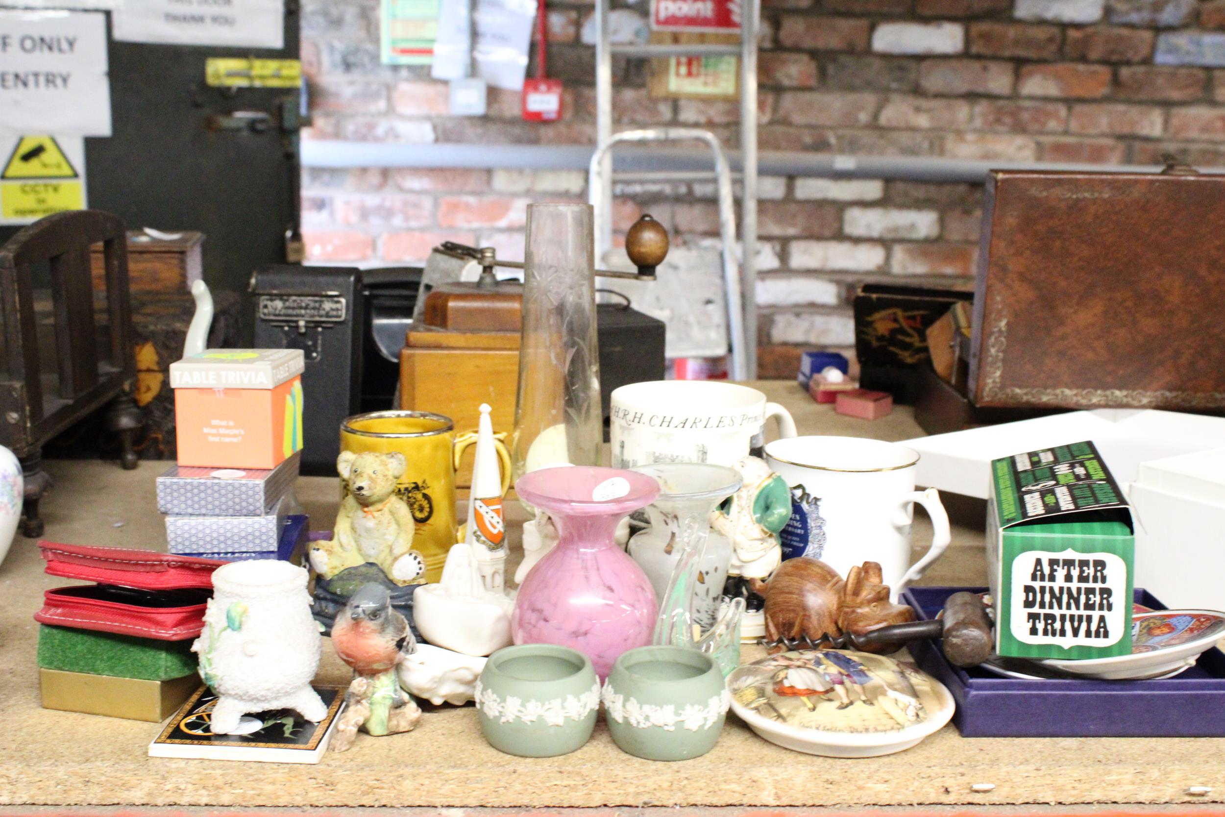 AN ASSORTMENT OF ITEMS TO INCLUDE WEDGWOOD POTS, MINIATURE VASES, MUGS, TRIVIA SETS ETC