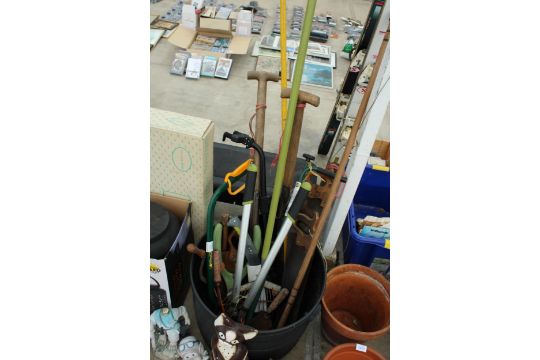 A LARGE ASSORTMENT OF GARDEN ITEMS TO INCLUDE PLANT POTS, FIGURES AND TOOLS ETC - Image 2 of 5