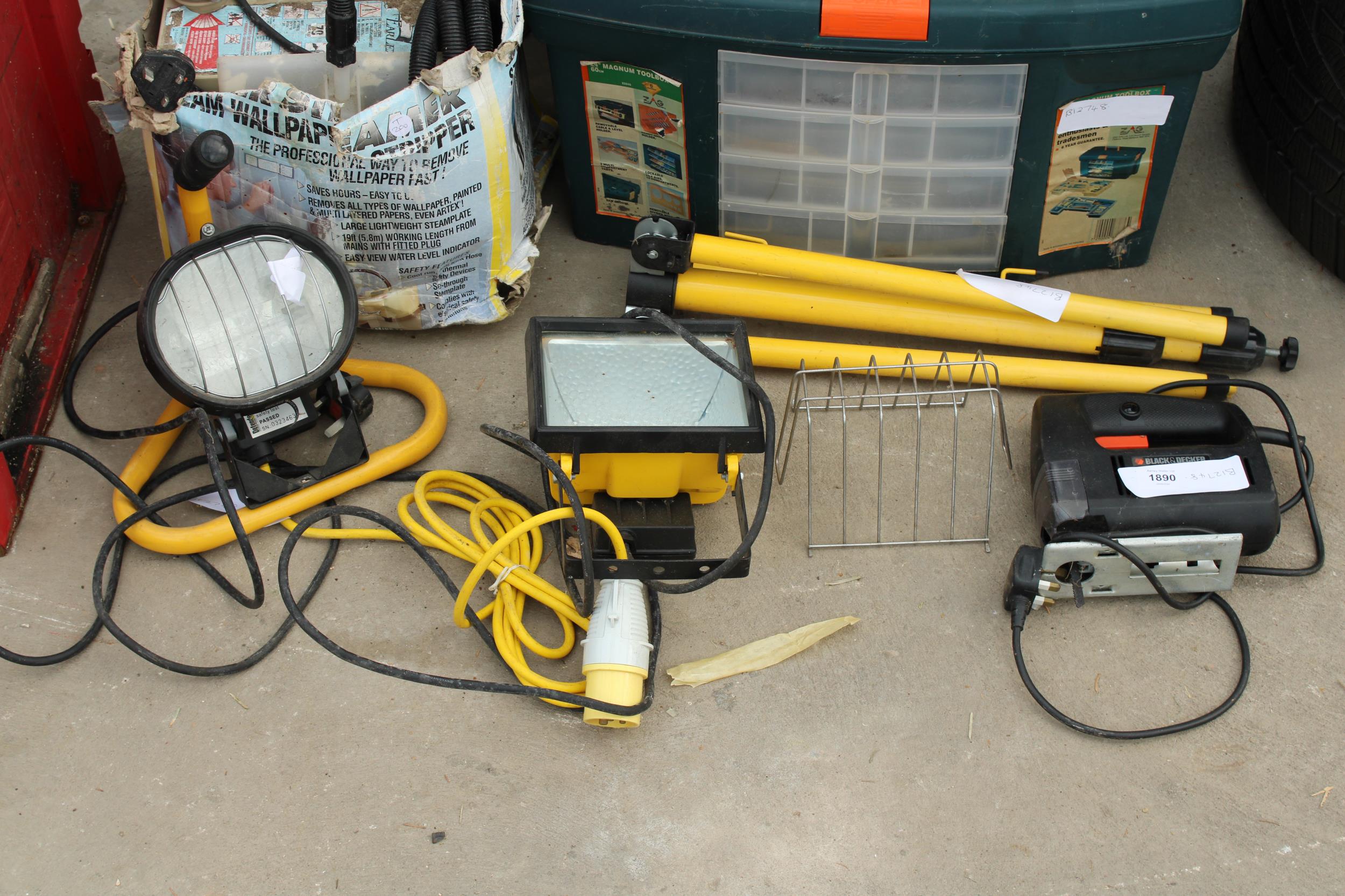 AN ASSORTMENT OF TOOLS TO INCLUDE A FOLDING WORKMATE BENCH, WORK LIGHTS AND A BLACK AND DECKER - Image 2 of 5