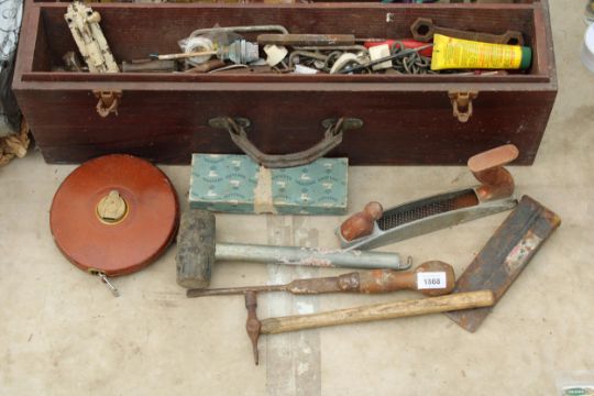 A VINTAGE WOODEN TOOL CHEST WITH AN ASSORTMENT OF TOOLS TO INCLUDE HAMMERS, A RASP AND A TAPE - Image 2 of 5