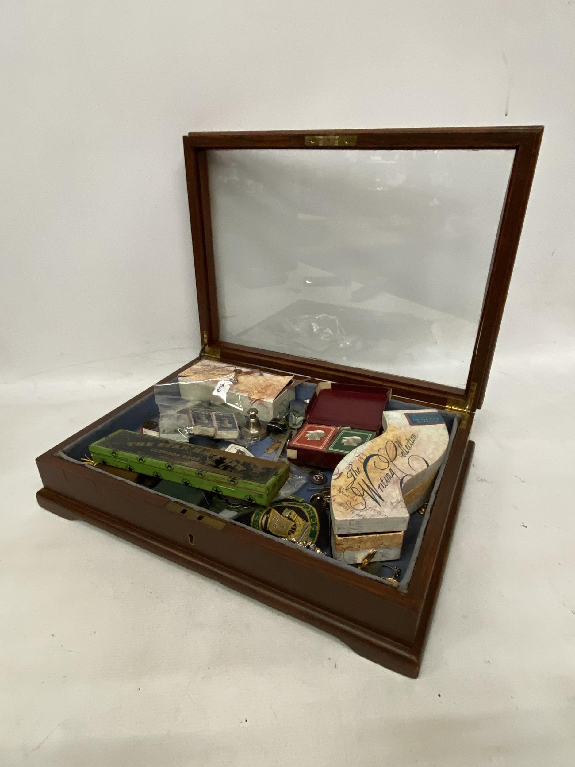 A MAHOGANY FRAMED LINED DISPLAY BOX WITH LOTS OF VINTAGE CONTENTS TO INCLUDE BROOCHES, COINS, CARDS, - Image 2 of 3