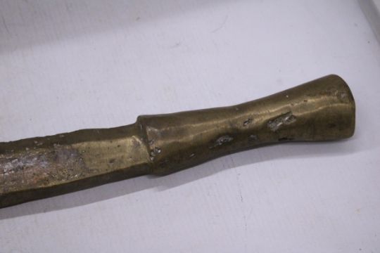 A HEAVY BRASS KUKRI KNIFE - Image 3 of 4