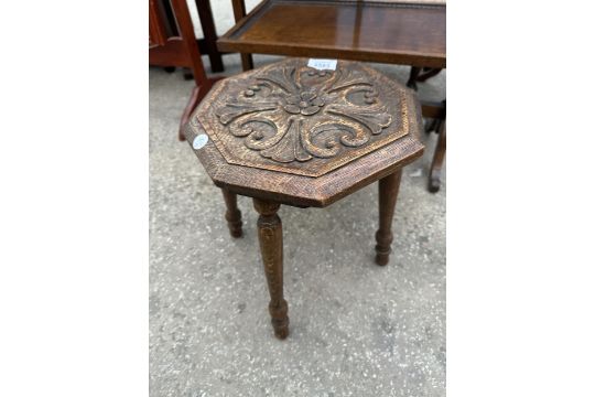 AN EARLY 20TH CENTURY CARVER OAK OCTAGONAL STOOL AND THREE TIER FOLDING AFTERNOON TEA STAND - Image 2 of 4