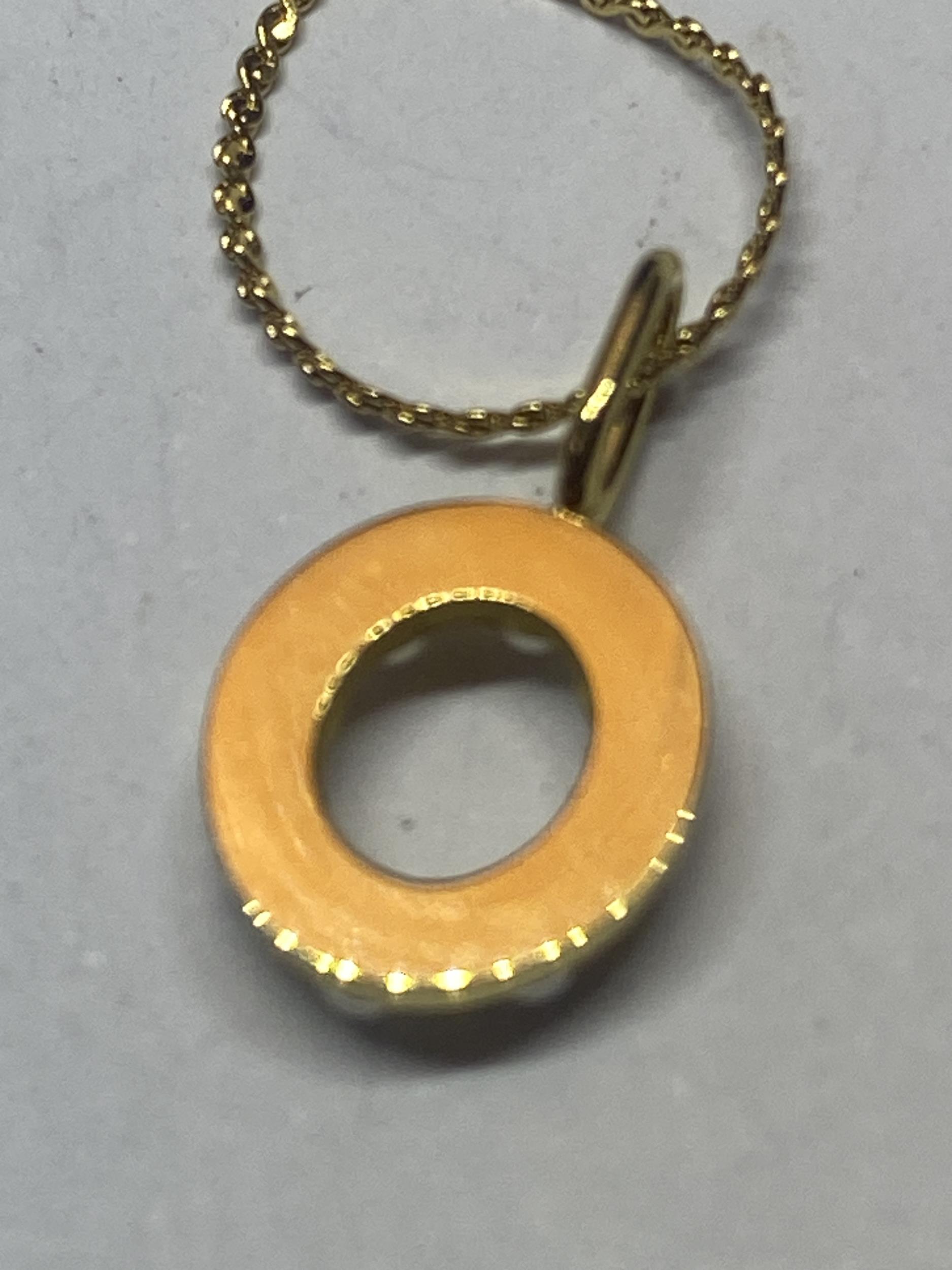 TWO YELLOW METAL NECKLACES WITH PEARL DESIGN INITIAL PENDNATS U AND O - Image 5 of 6