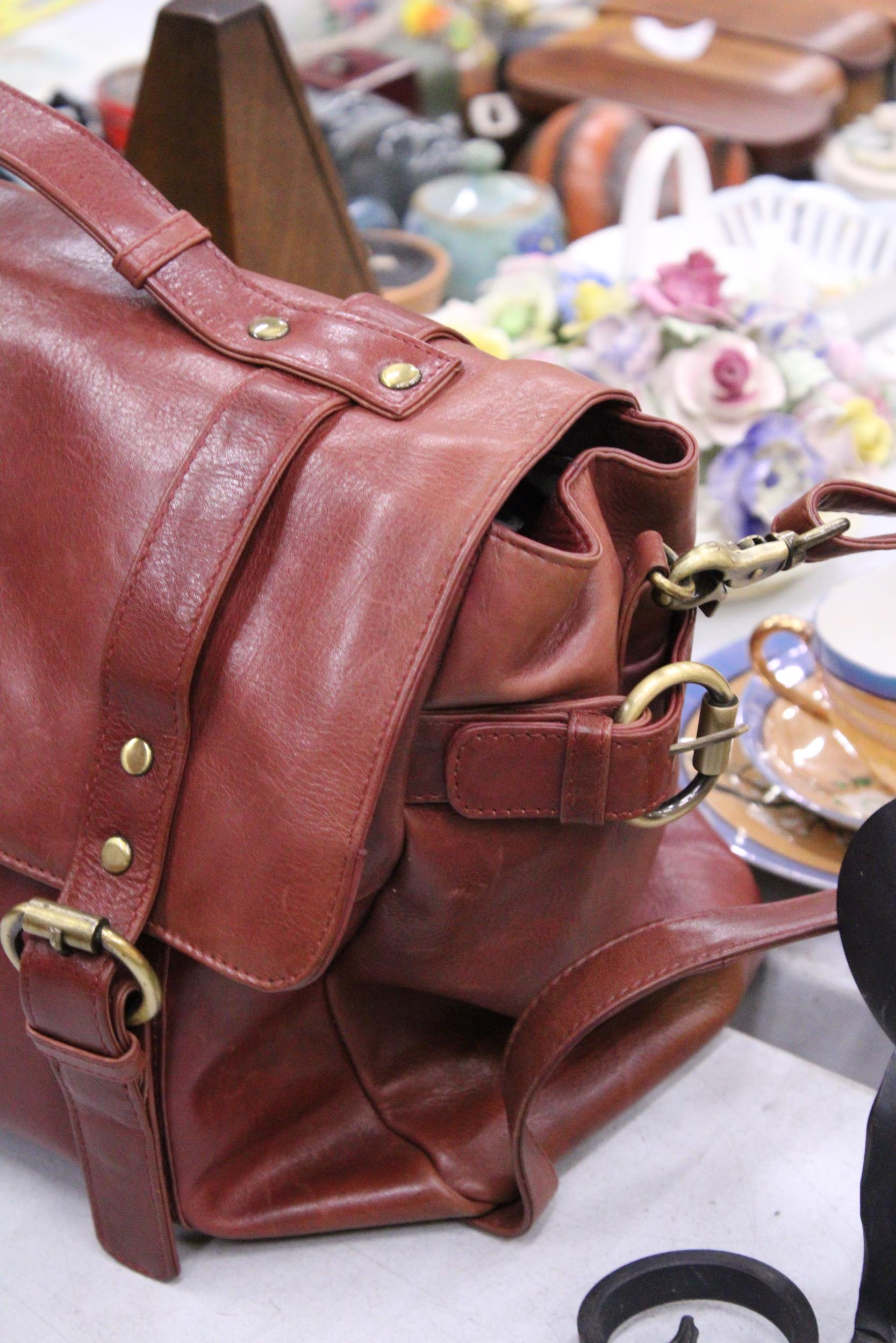 AN AS NEW YOSHI LEATHER, SATCHEL STYLE BAG WITH SHOULDER STRAP - Image 3 of 5