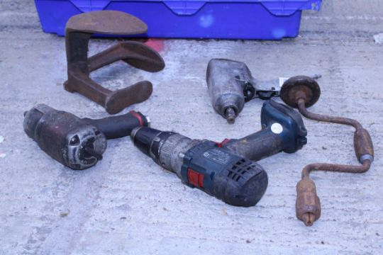 FIVE ITEMS TO INCLUDE A COBBLERS LAST, A BRACE DRILL AND THREE BATTERY DRILLS ETC - Image 2 of 2