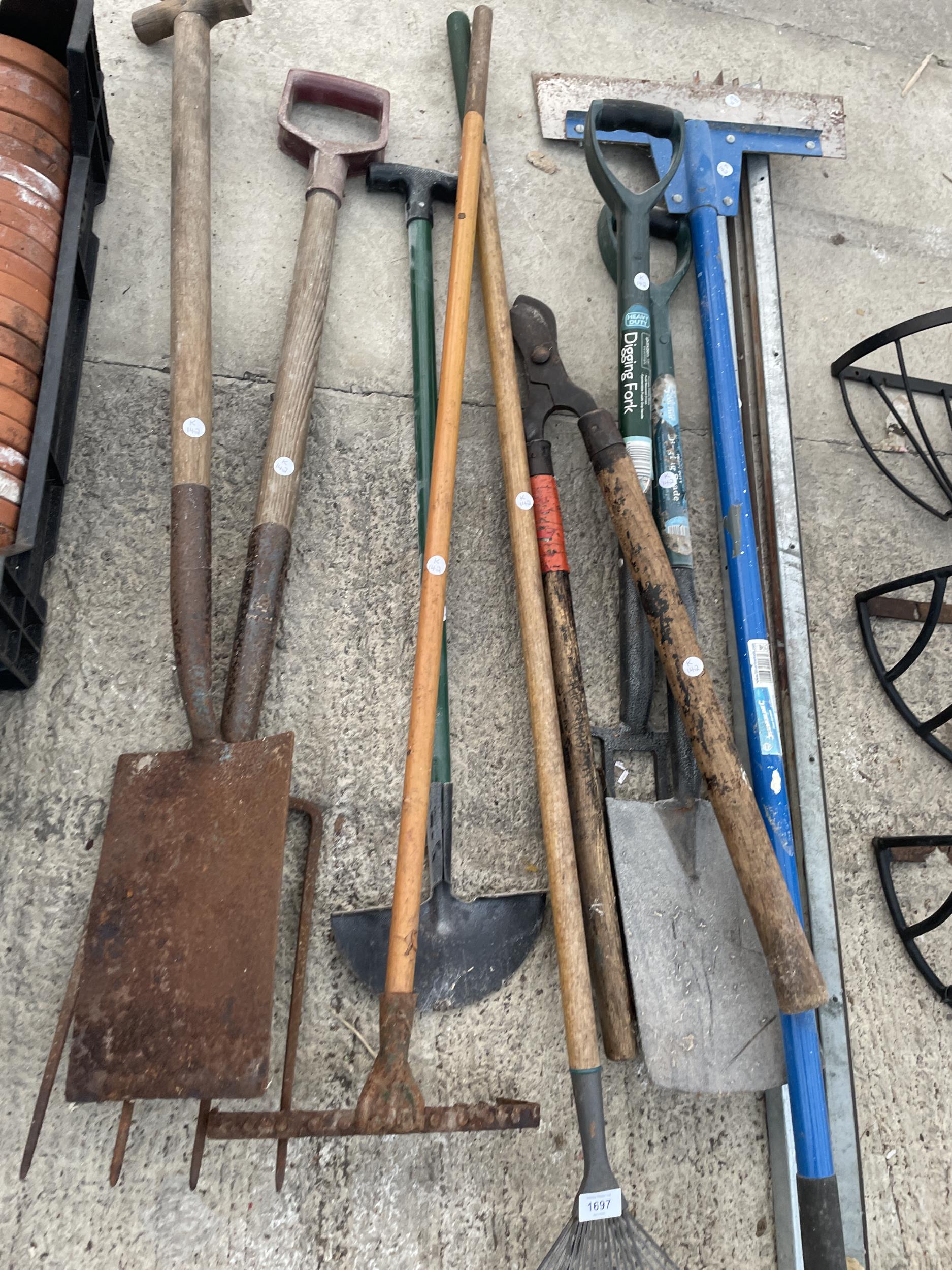 AN ASSORTMENT OF GARDEN TOOLS TO INCLUDE SPADES AND A FORK ETC - Image 2 of 4