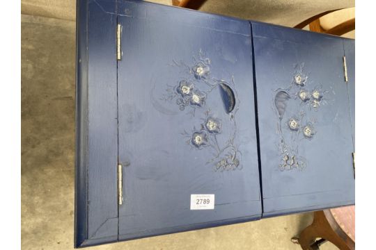 A BLUE PAINTED HARDWOOD ORIENTAL STORAGE CABINET WITH SLIDING TOP DOORS AND TWO DRAWERS TO BASE - Image 6 of 7