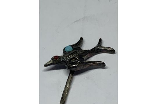 TWO SILVER ITEMS TO INCLUDE A CAMEO AND A BIRD DESIGN STICK PIN - Image 5 of 5