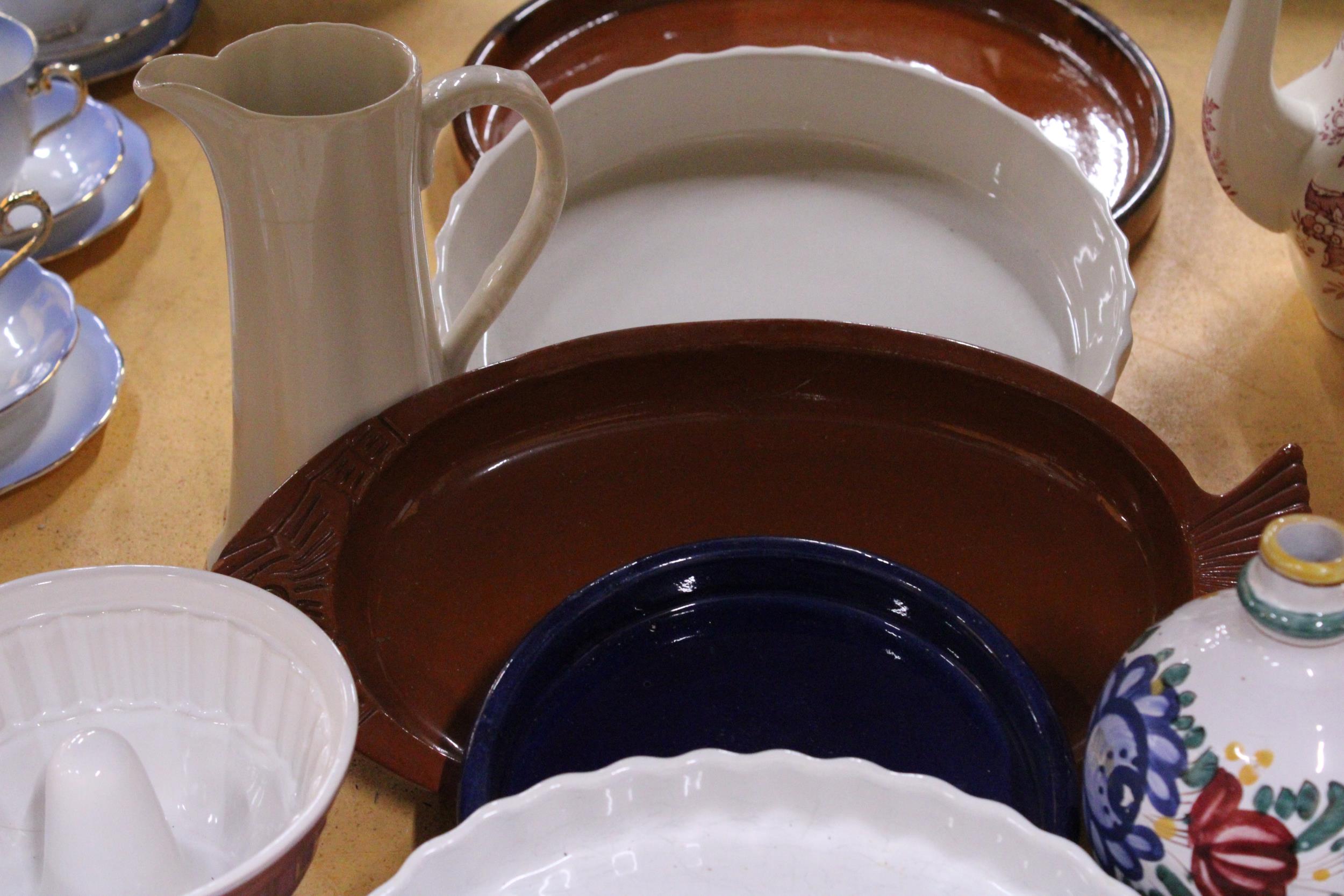 A QUANTITY OF CERAMIC FLAN DISHES AND SERVING BOWLS TOGETHER WITH A CERAMIC BAKING MOLD, CHICKEN - Image 4 of 5