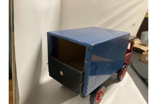 A LARGE WOODEN TRUCK H = 31CM , L=50CM - Image 2 of 3