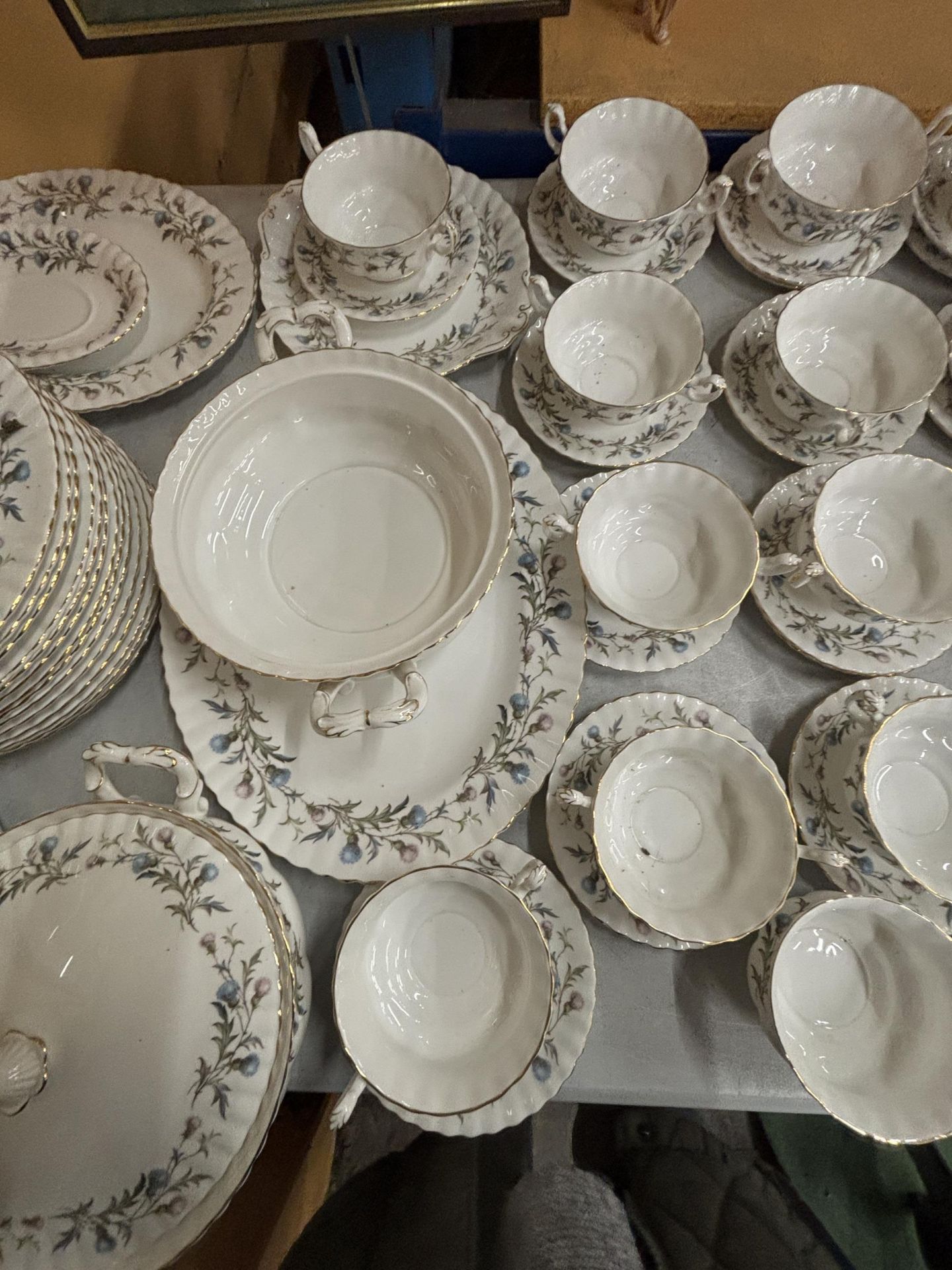 A LARGE QUANTITY OF ROYAL ALBERT BRIGADOON WARE TO INCLUDE SERVING DISHES, MEAT PLATTER, DINNER - Image 3 of 5