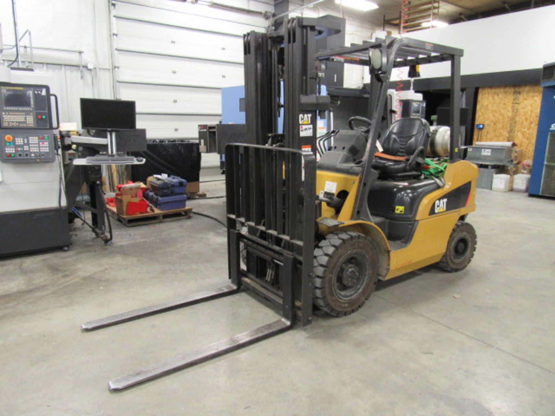 CAT Model 2P5000 5,000 lb. Capacity LP Forklift with Side Shift, Headlights, Safety Light, Outdoor