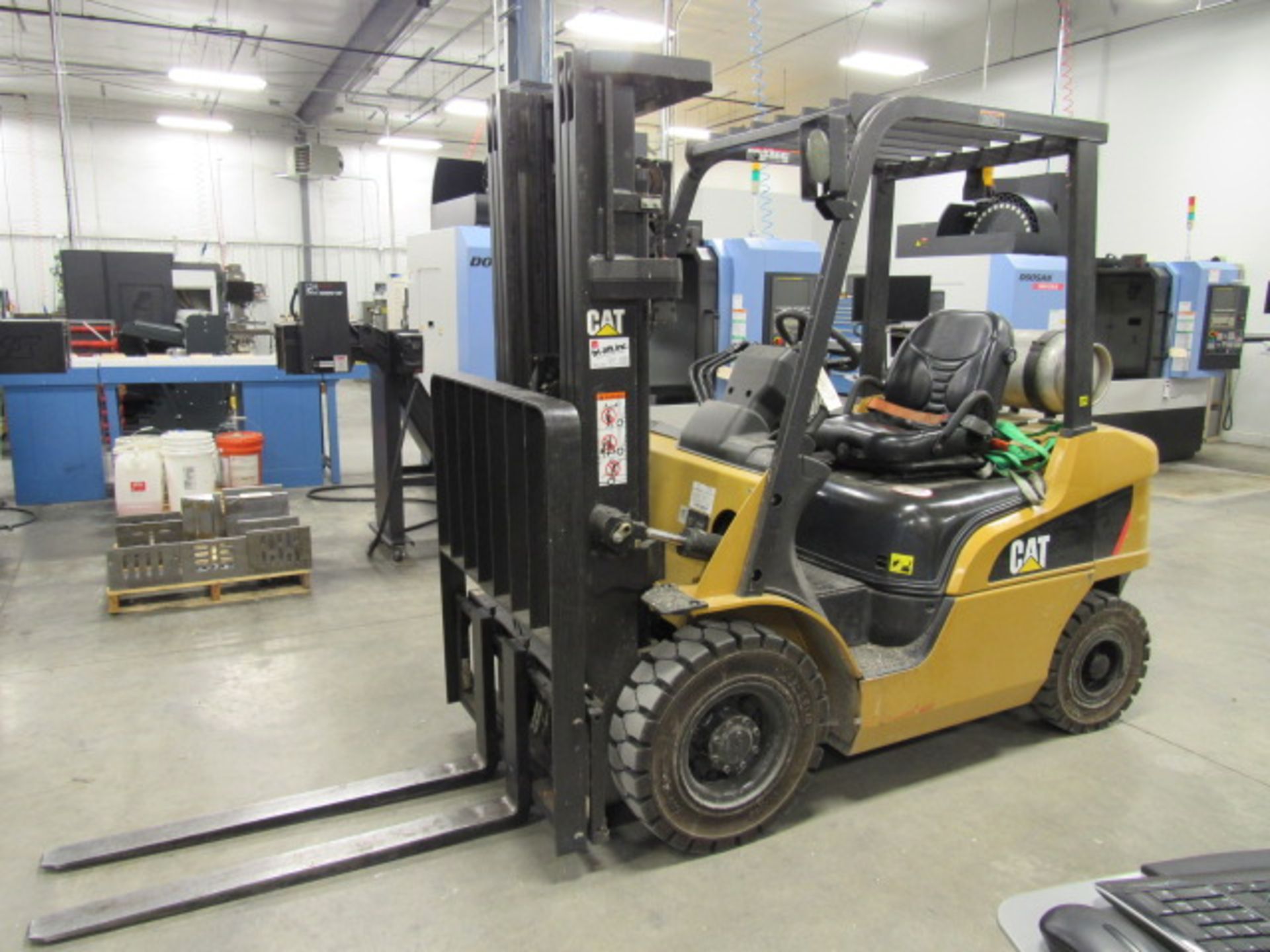 CAT Model 2P5000 5,000 lb. Capacity LP Forklift with Side Shift, Headlights, Safety Light, Outdoor - Image 2 of 8