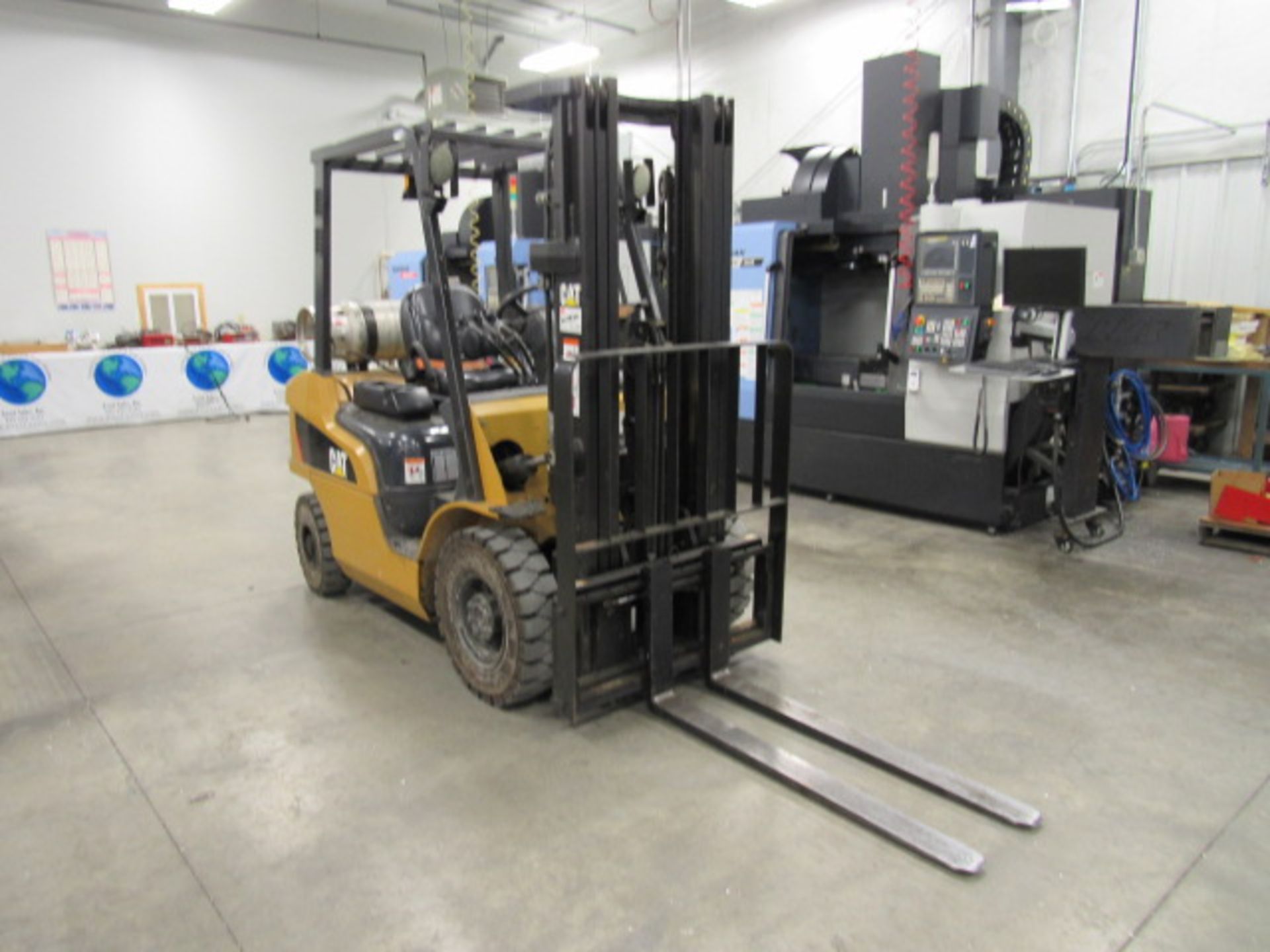 CAT Model 2P5000 5,000 lb. Capacity LP Forklift with Side Shift, Headlights, Safety Light, Outdoor - Image 7 of 8