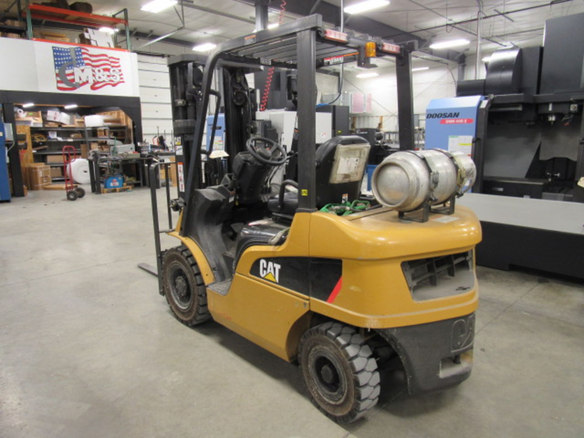 CAT Model 2P5000 5,000 lb. Capacity LP Forklift with Side Shift, Headlights, Safety Light, Outdoor - Image 5 of 8