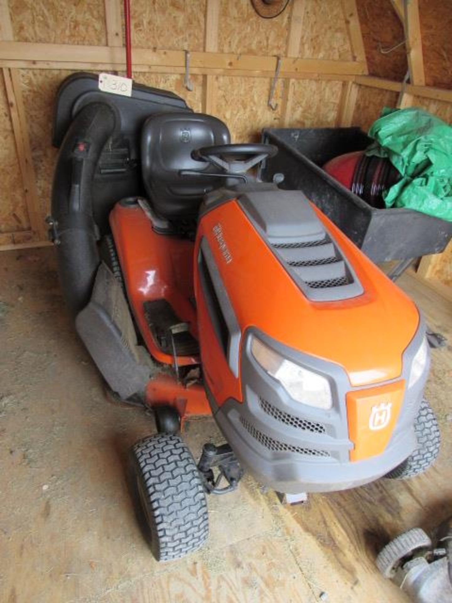 Husqvarna YTH22V42 with 42'' Cut with Hydrostatic Drive, Bagger, 22 HP, 162 Hours, sn:062016A006098 - Bild 2 aus 6