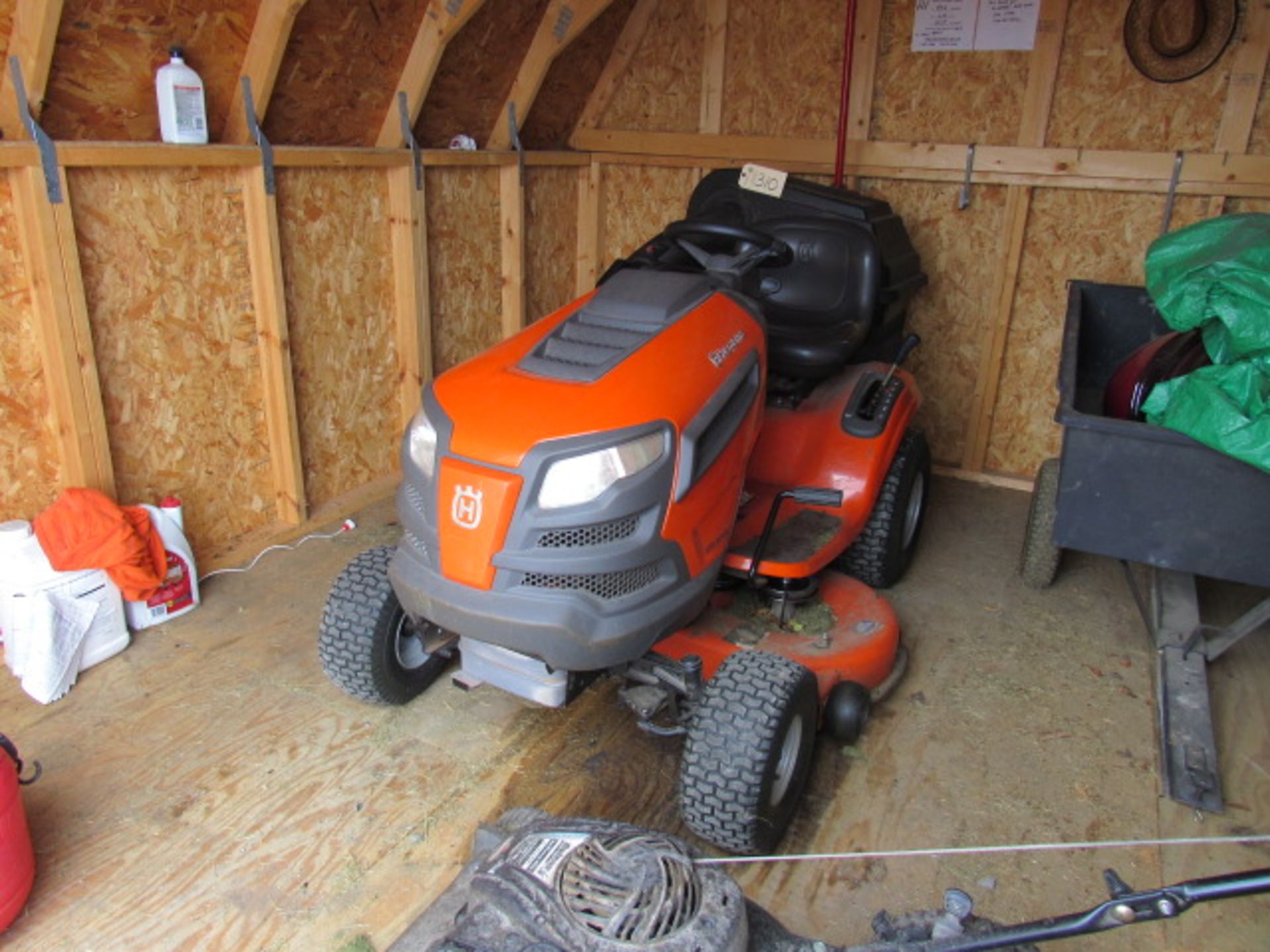 Husqvarna YTH22V42 with 42'' Cut with Hydrostatic Drive, Bagger, 22 HP, 162 Hours, sn:062016A006098